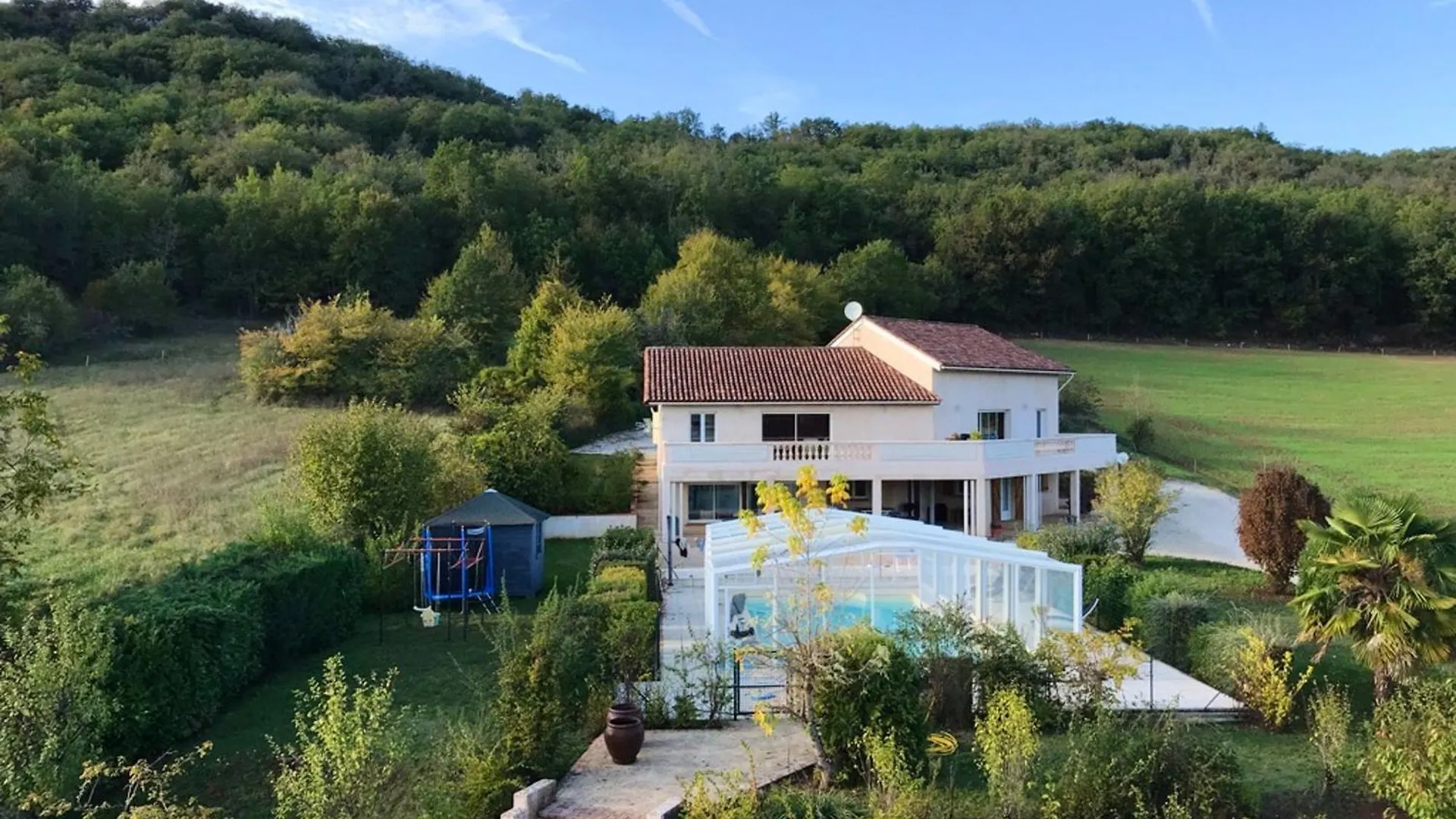 Holiday home Maison Charmante A Saint-Gery Avec Piscine Partagee
