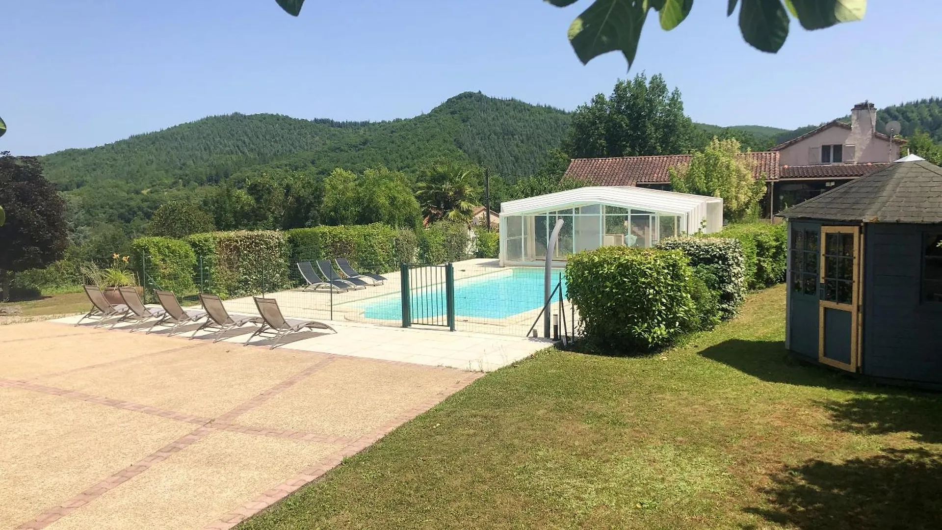 Maison Charmante A Saint-Gery Avec Piscine Partagee