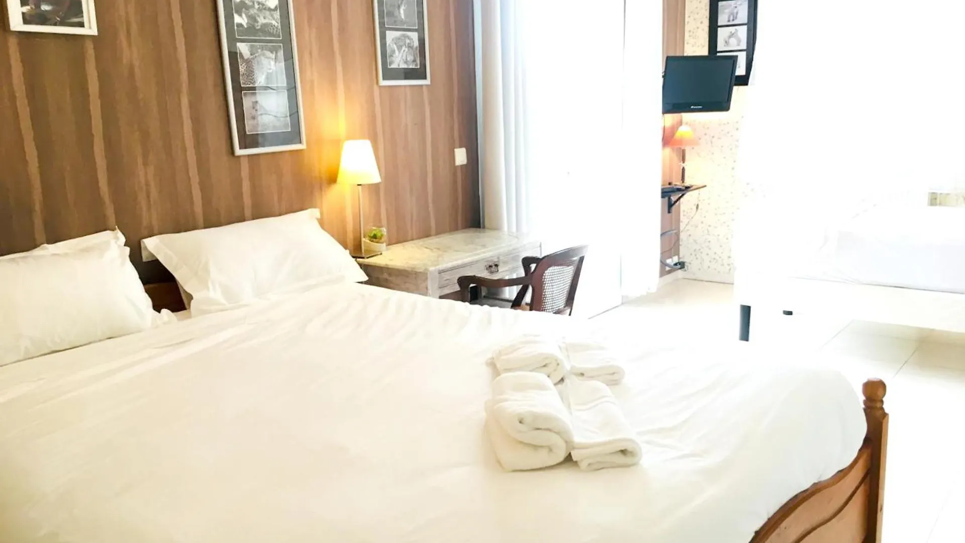 Maison Charmante A Saint-Gery Avec Piscine Partagee contacts