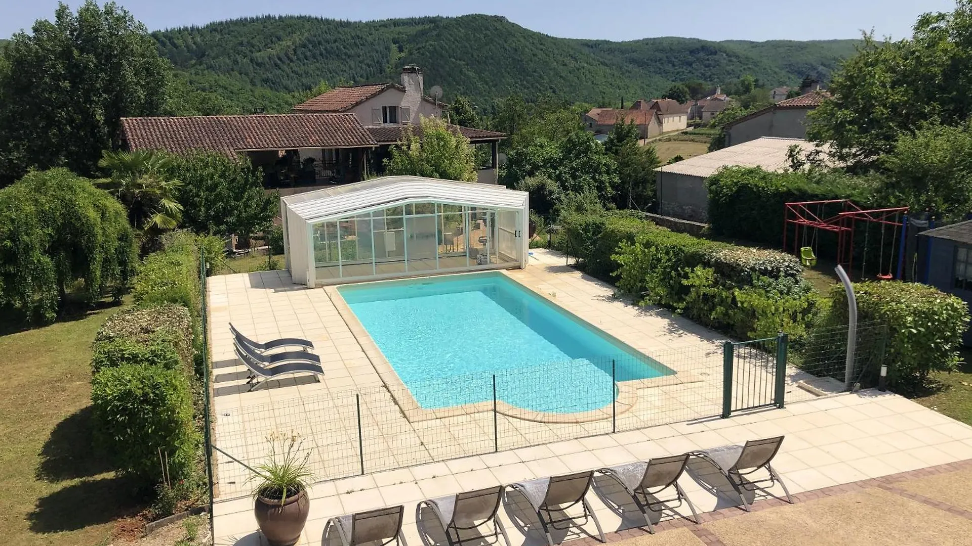 Maison Charmante A Saint-Gery Avec Piscine Partagee